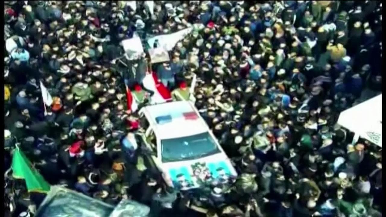 Bagdad, in migliaia ai funerali del generale Solemaini: "Morte all'America"