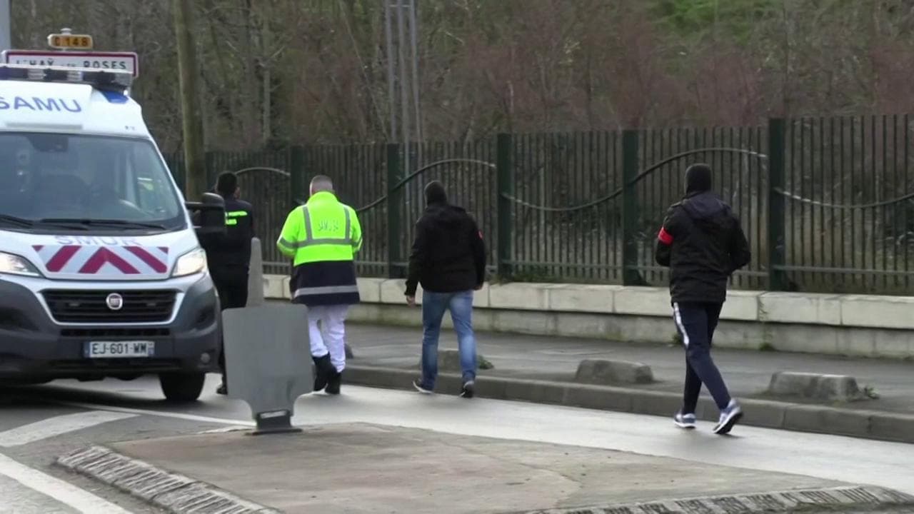 Parigi, uomo accoltella passanti a Villejuif: polizia e ambulanze sul luogo dell'attacco