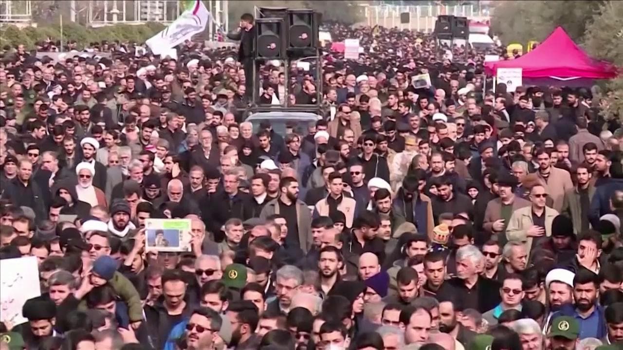 Raid Usa, a Teheran migliaia di persone in piazza per protestare contro Trump