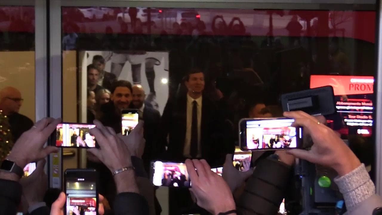 Milano, Ibrahimovic firma col Milan e saluta i tifosi in festa: cori e foto