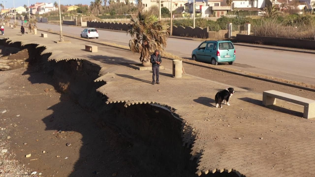 Erosione costiera a Messina, lungomare divorato dalle onde: le immagini dal drone