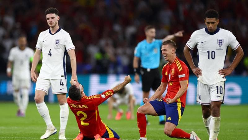 Dani Olmo esulta dopo la vittoria dell'Europeo: sullo sfondo Jude Bellingham