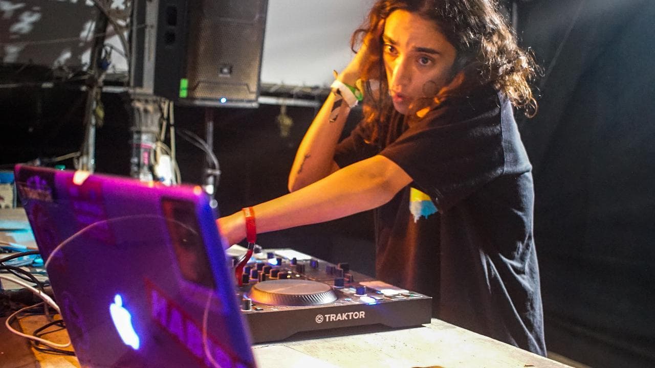 Sama', la prima Dj donna palestinese: "Abbatto muri e stereotipi a colpi di techno"