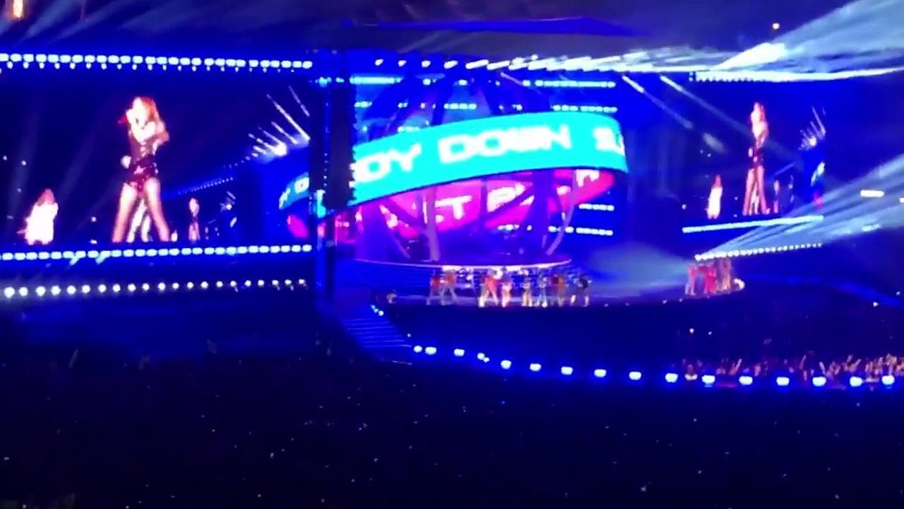 Spice Girls sul palco come negli anni 90: lo stadio è pieno ma Mel B. si scusa