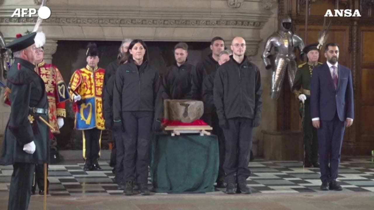 La Pietra del Destino lascia Edimburgo, avrà un ruolo chiave nell'incoronazione di Carlo III