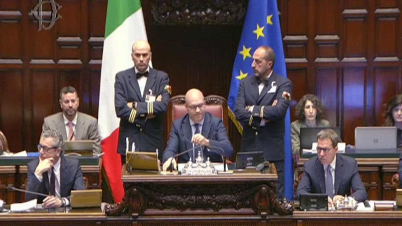 Def, bagarre alla Camera: seduta sospesa e il Pd lascia l'Aula