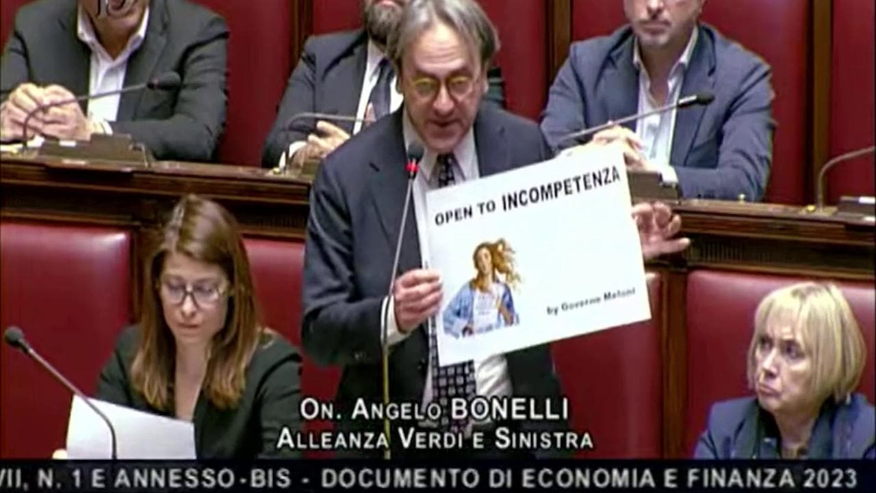 Def, malore per Bonelli. Nel suo intervento il cartello beffardo: "Simbolo della vostra incompetenza"