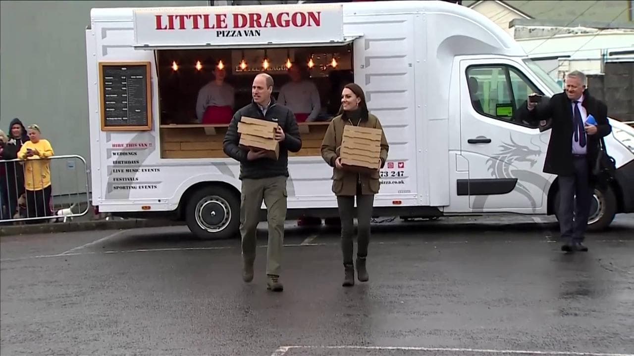 Delivery regale: i principi William e Kate portano la pizza ai club di Rugby nel Galles