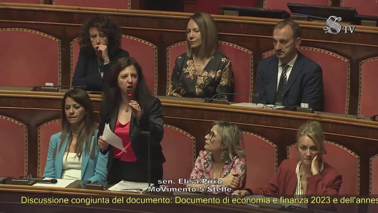 Senatrice usa la parola “figo". Il vicepresidente Centinaio la richiama: "Siamo in Aula, usi 'bello' "