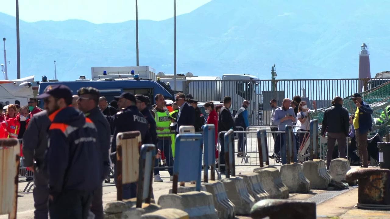 Geo Barents in porto a Napoli, il migrante non si regge in piedi: scende aiutato da operatore
