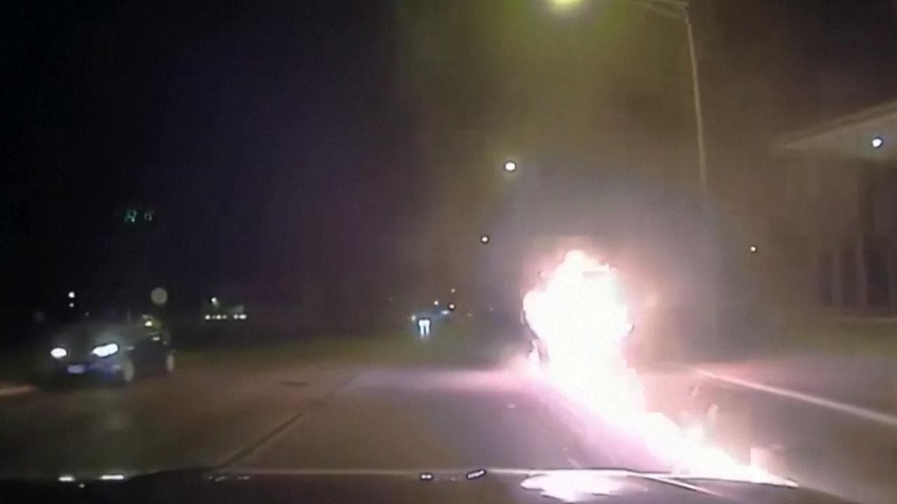 Il minivan va in fiamme durante l'inseguimento: così la polizia salva l'anziano fuggitivo