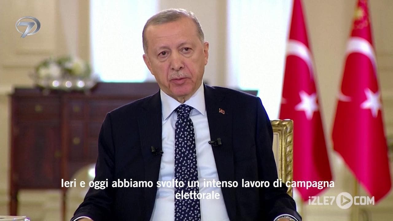 Erdogan, malore in diretta tv. Dopo pochi minuti torna e spiega: "E' un'influenza, periodo faticoso"