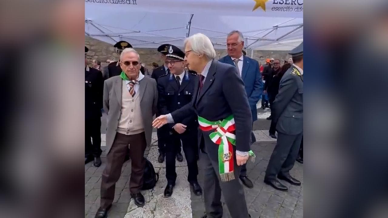 25 Aprile, il segretario dell'Anpi Viterbo non stringe la mano a Sgarbi durante la cerimonia