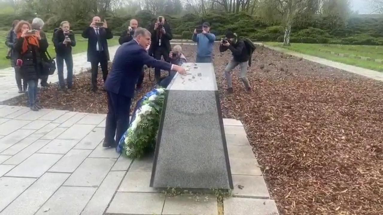 25 Aprile, La Russa depone fiori e farfalle gialle al campo di concentramento di Terezin