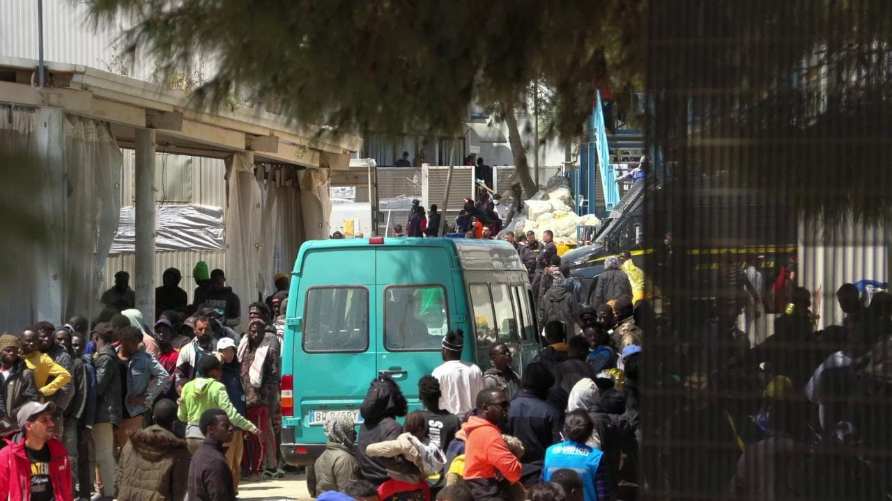 Notte di sbarchi a Lampedusa, nell'hotspot oltre 2mila persone: le immagini