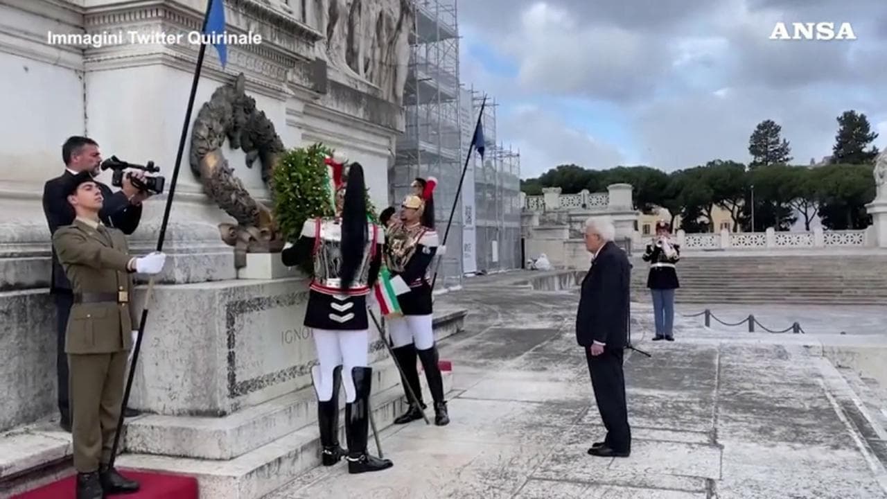 25 Aprile, Mattarella all'Altare della Patria depone una corona di alloro al Milite Ignoto