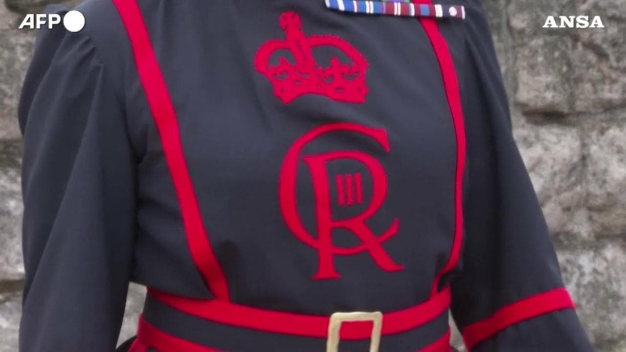 GB, i guardiani della Torre di Londra indossano le nuove uniformi: pesano dai due ai tre chili