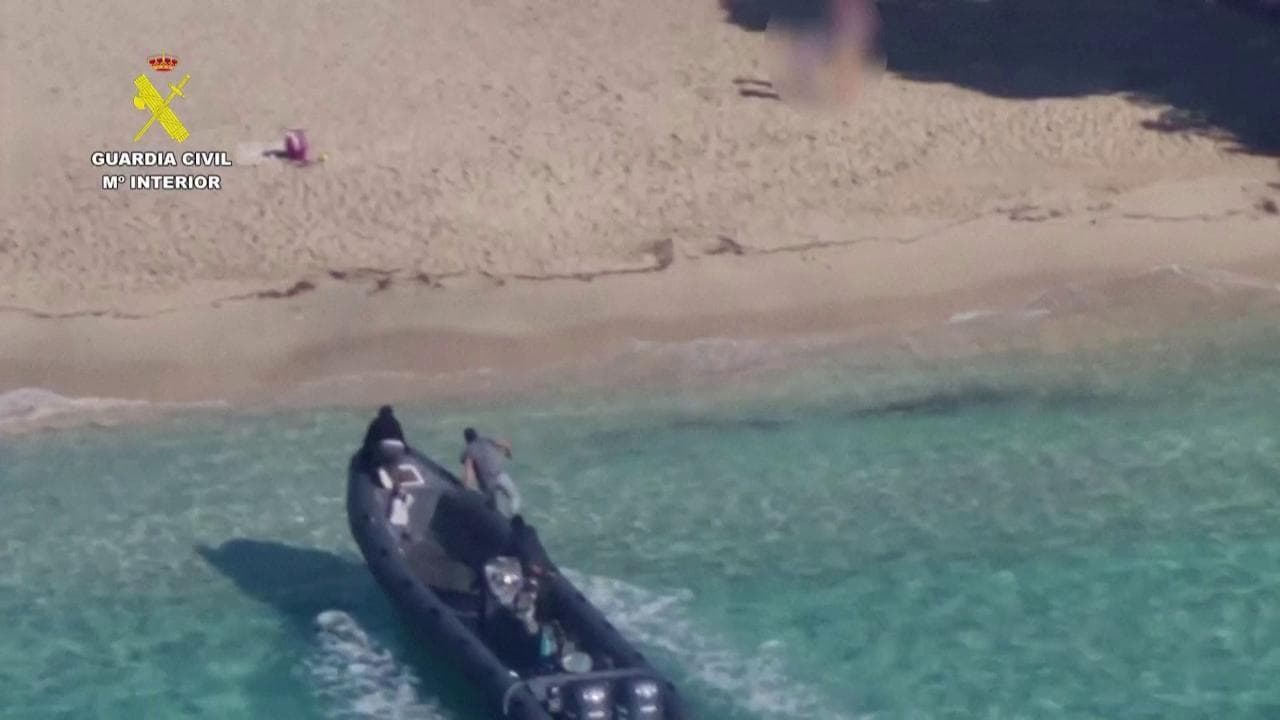 Spagna, inseguimento in mare: la barca della polizia cerca di fermare il motoscafo dei narcotrafficanti