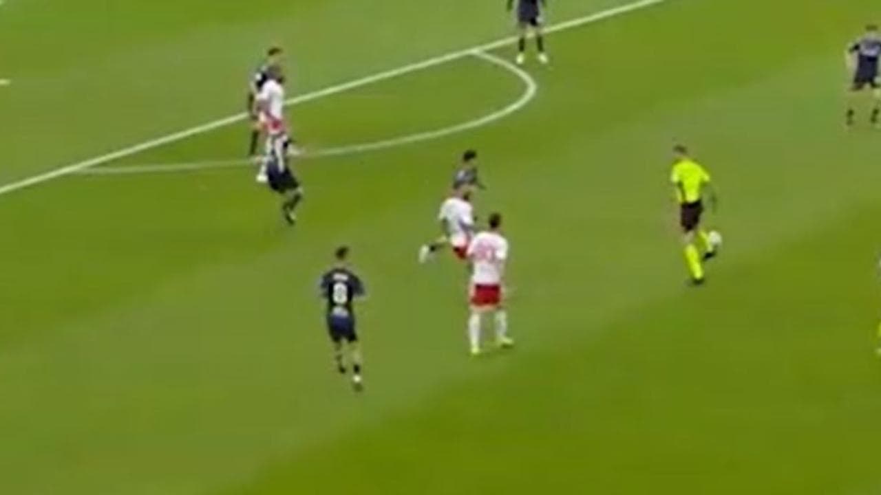 Pisa-Bari, l'arbitro tocca il pallone ma non ferma il gioco: da lì nasce il rigore per gli ospiti