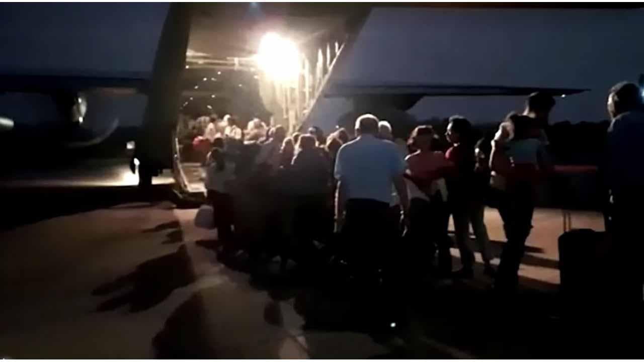 Sudan, la fuga degli italiani: le immagini delle operazioni di evacuazione notturna