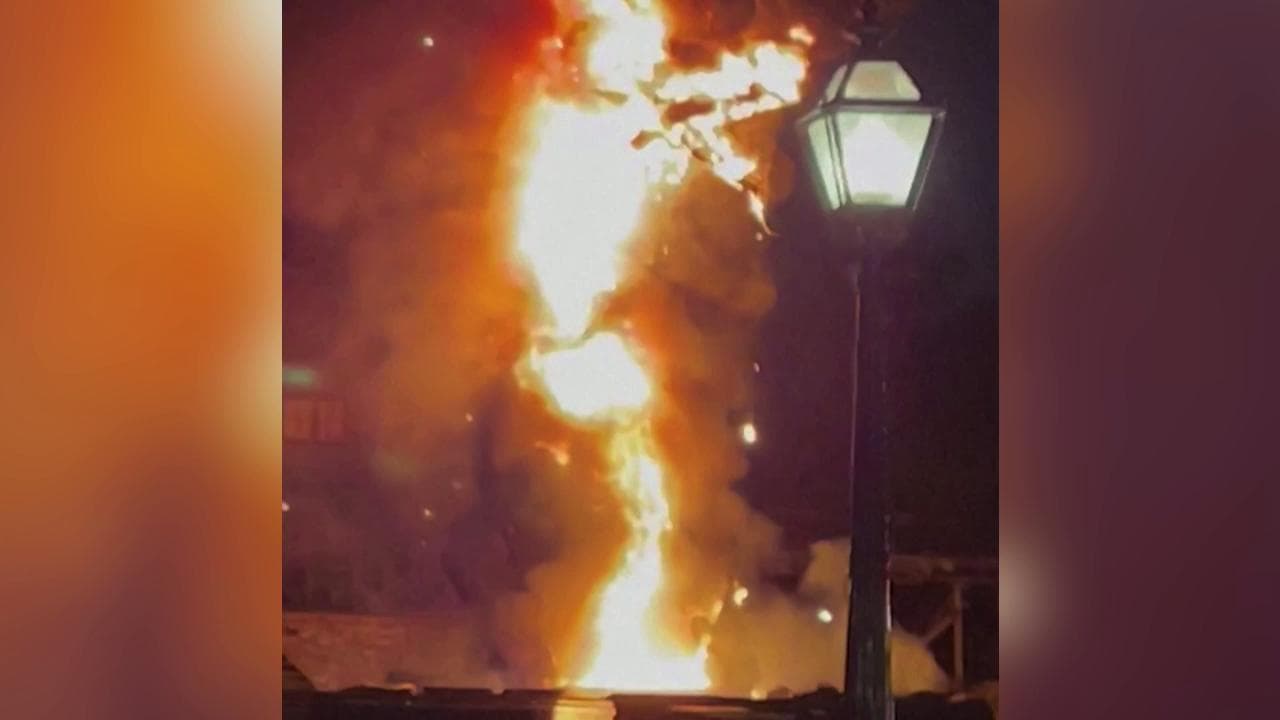 California, il drago di Disneyland prende fuoco durante uno show: la fuga degli spettatori