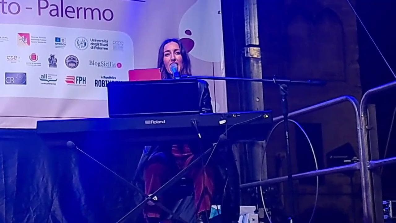 E se fosse in inglese? La stella di TikTok Aurora D'Amico canta Supereroi all'Isola di Robinson