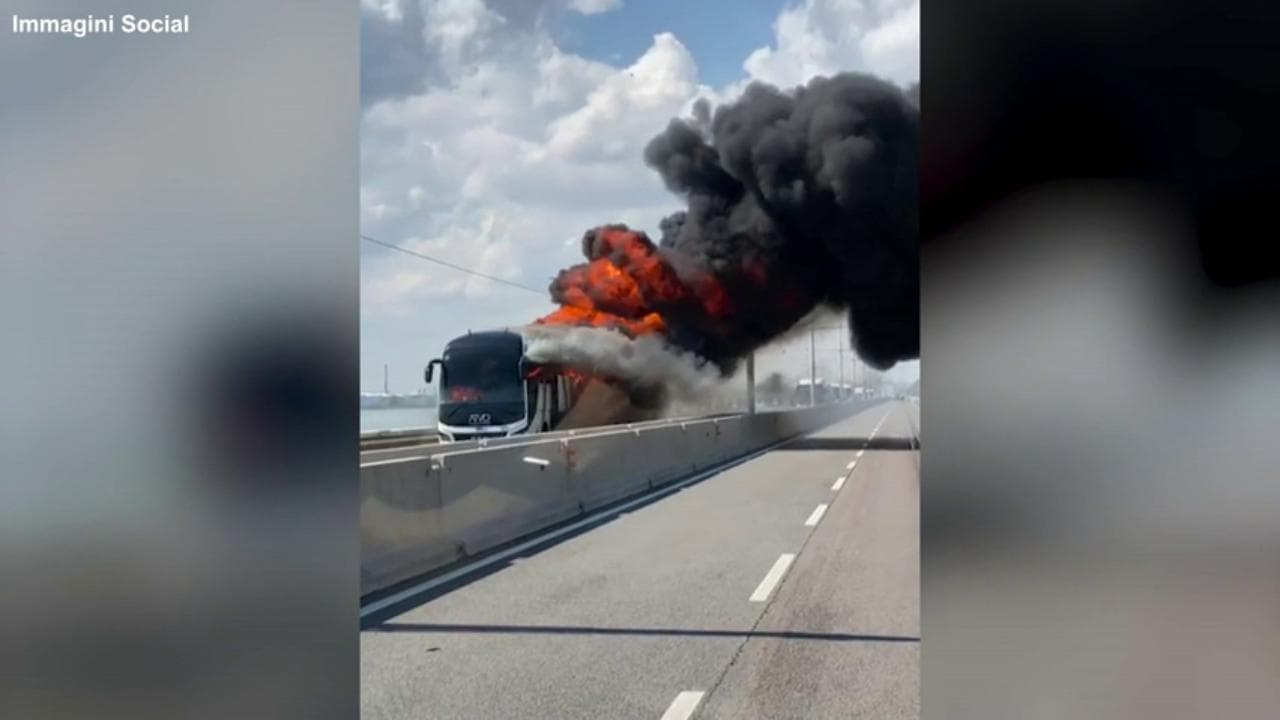 Venezia, autobus avvolto dalle fiamme sul ponte della Libertà: il momento dell'esplosione
