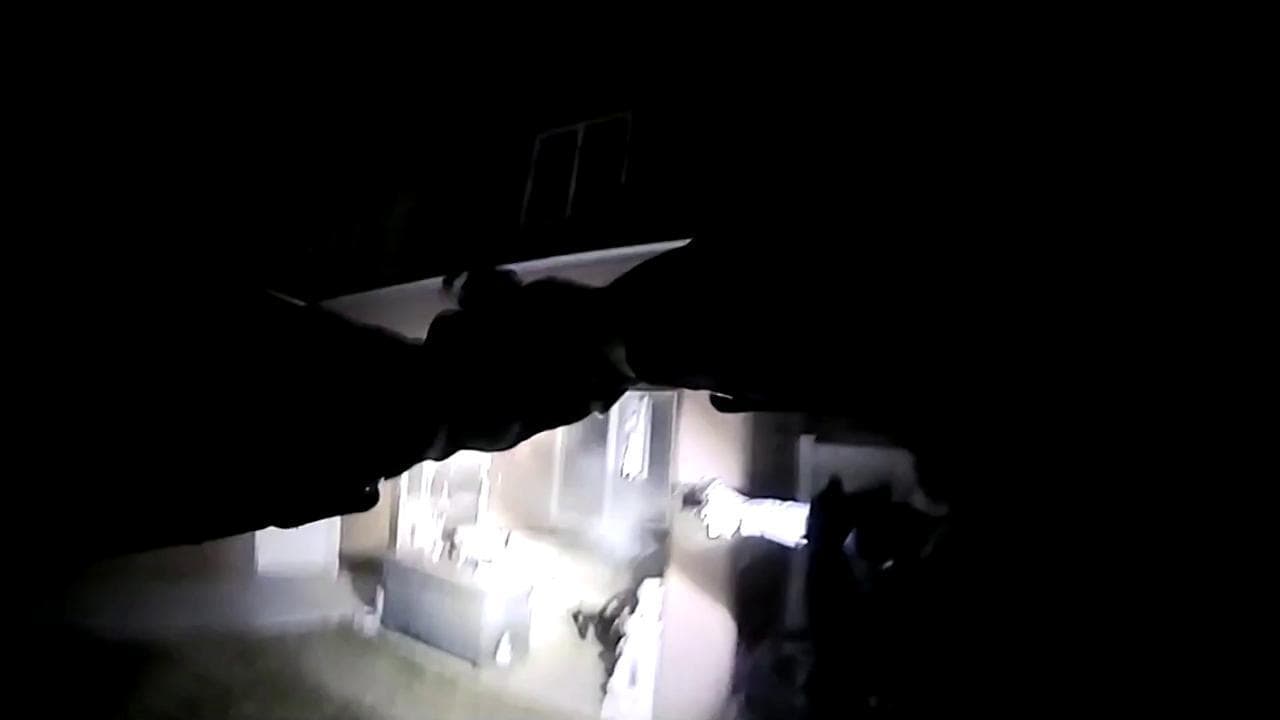 Usa, la polizia fa irruzione nella casa sbagliata: gli agenti aprono il fuoco e uccidono un uomo