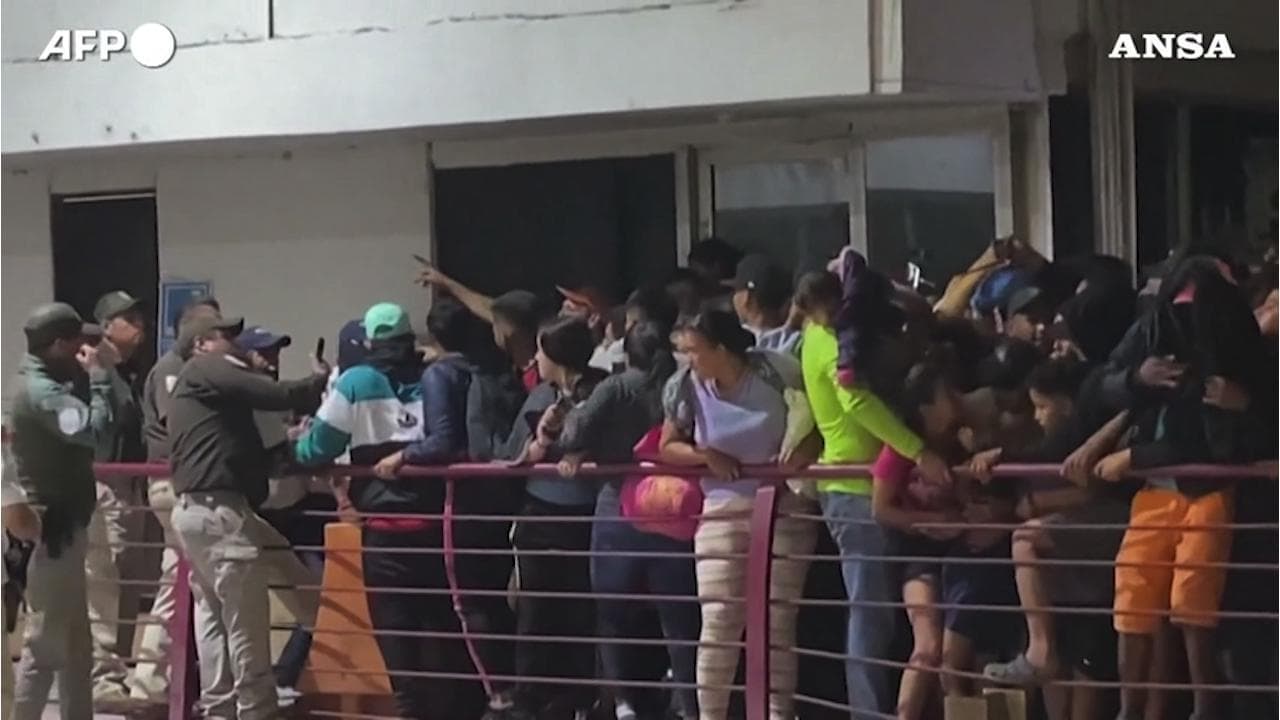Messico, migranti venezuelani sfondano la barriera di un ponte di frontiera per entrare negli Usa