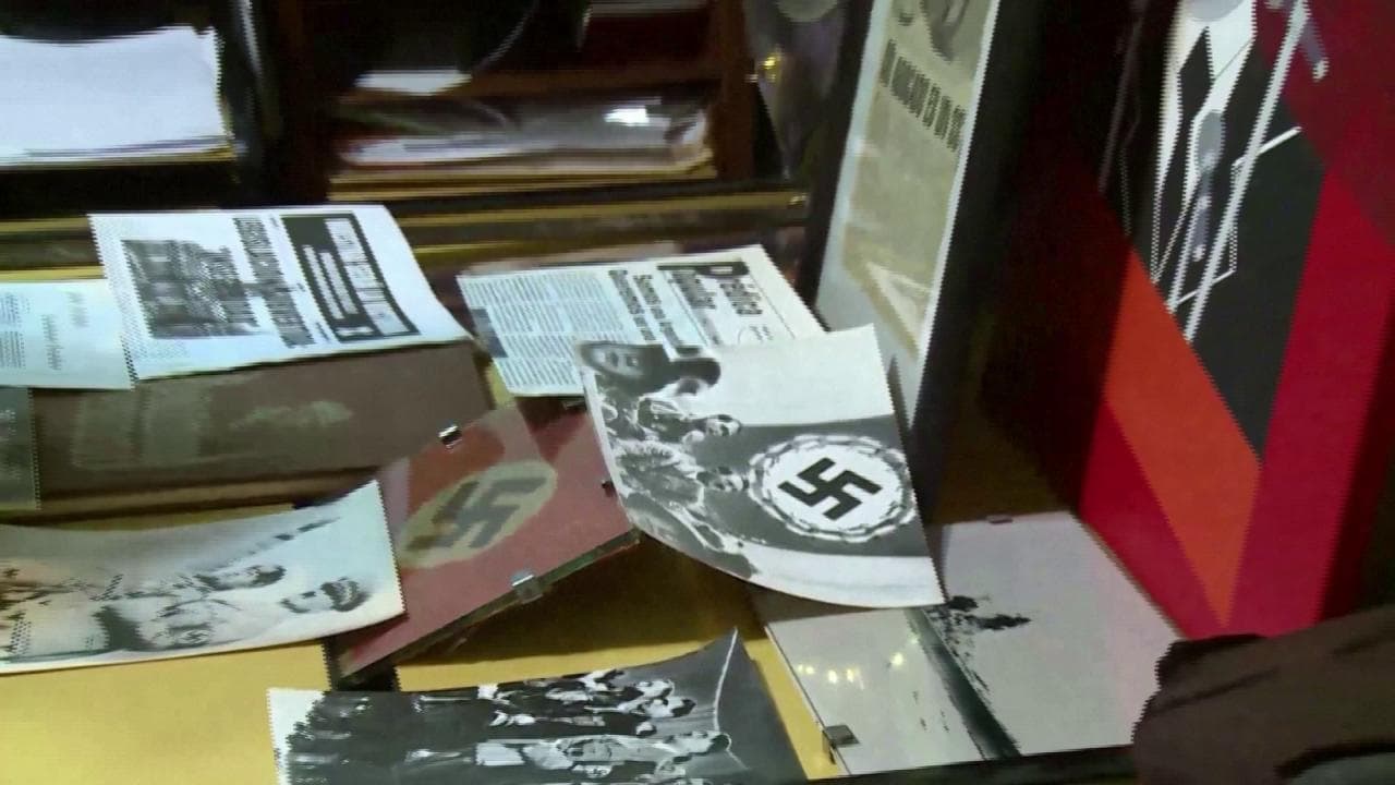 Argentina, polizia trova collezione di cimeli nazisti durante irruzione contro la prostituzione