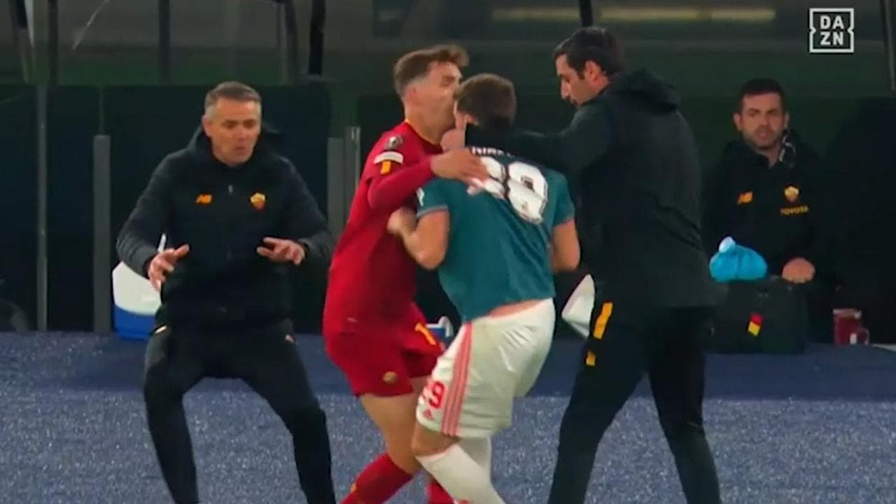 Roma-Feyenoord, il vice di Mourinho, Foti, espulso per un calcio e una manata a un avversario