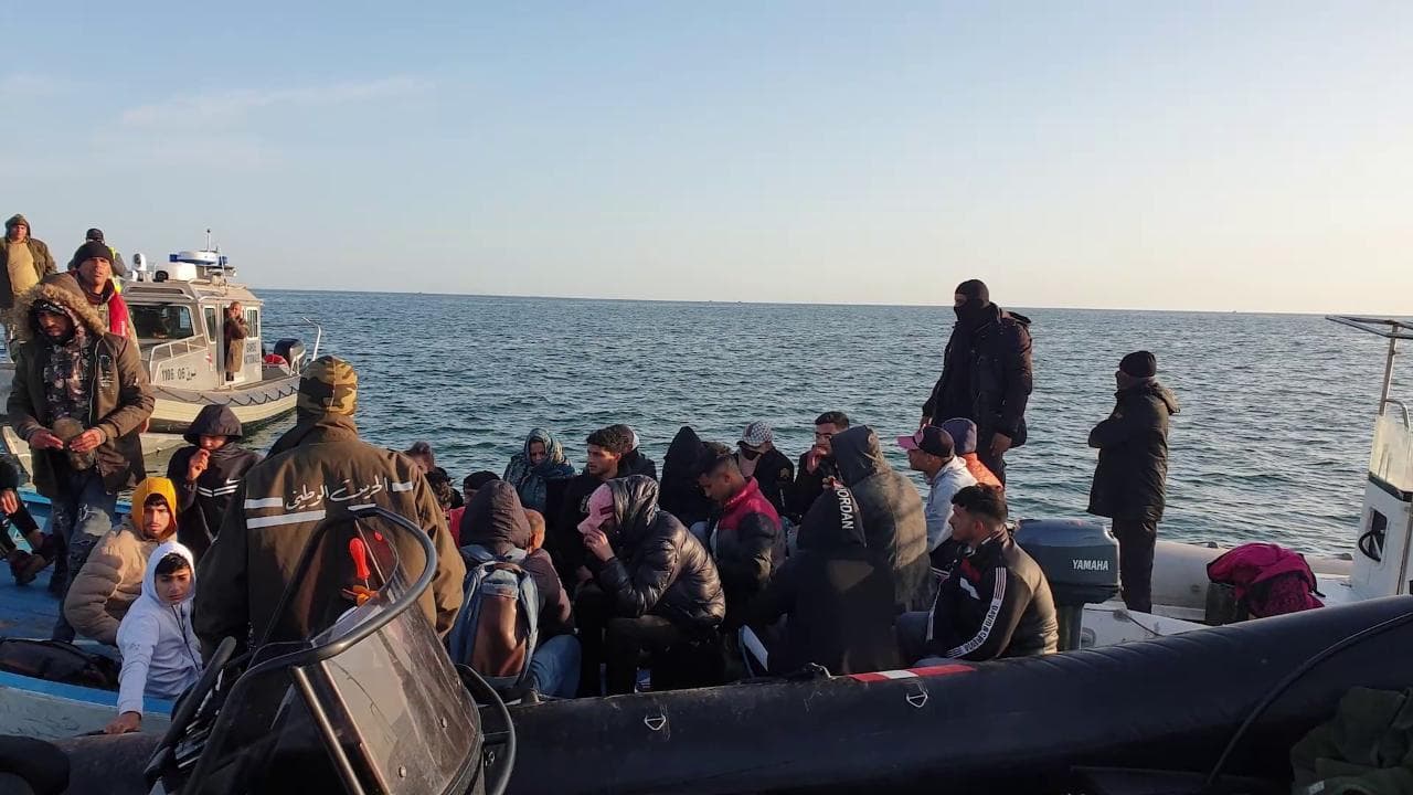 Una notte in viaggio con la guardia costiera tunisina: 230 migranti intercettati su imbarcazioni di fortuna