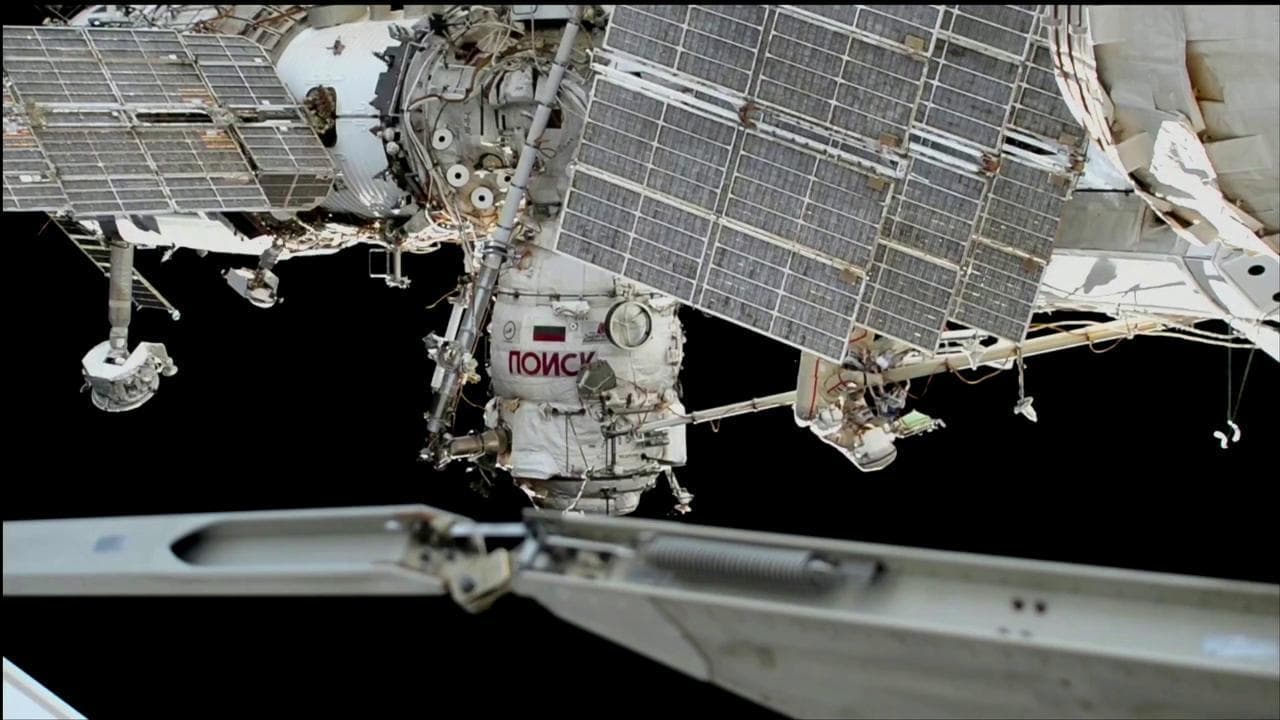 Iss, la passeggiata spaziale dei cosmonauti russi fuori dalla stazione internazionale