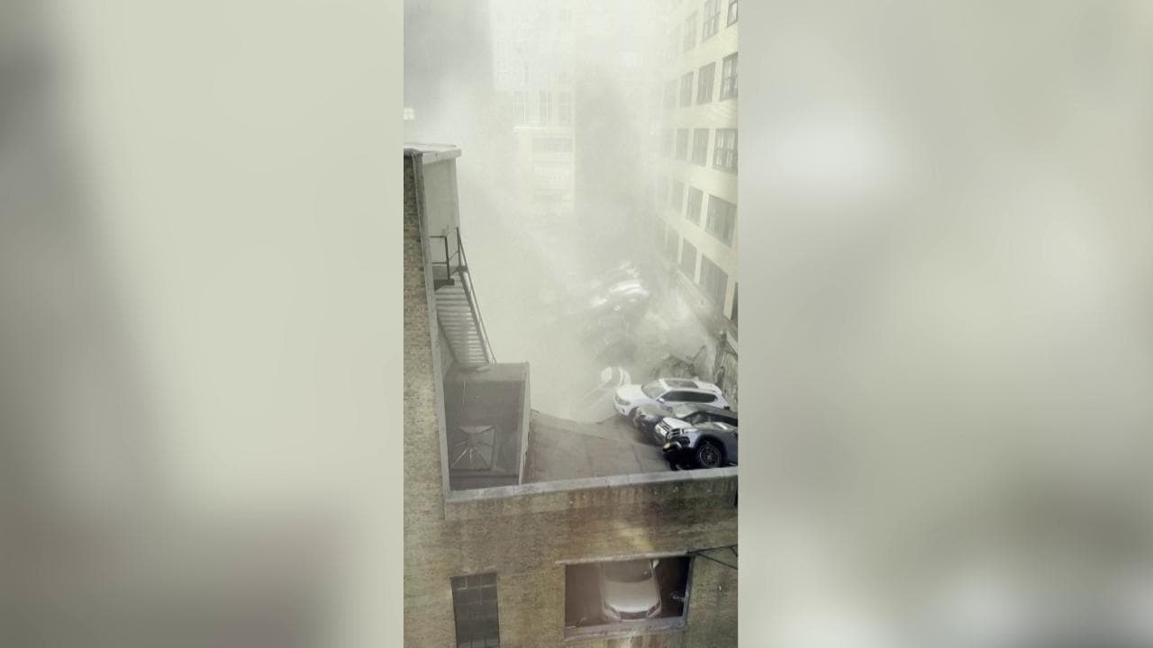 New York, crolla un garage a Manhattan: un uomo filma con il cellulare il cedimento della struttura