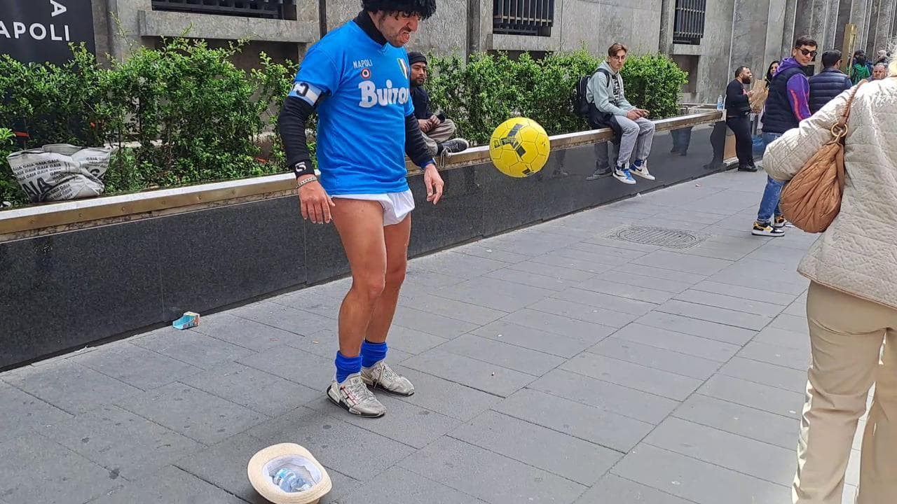 Palleggi e spettacolo: il sosia di Maradona in via Toledo