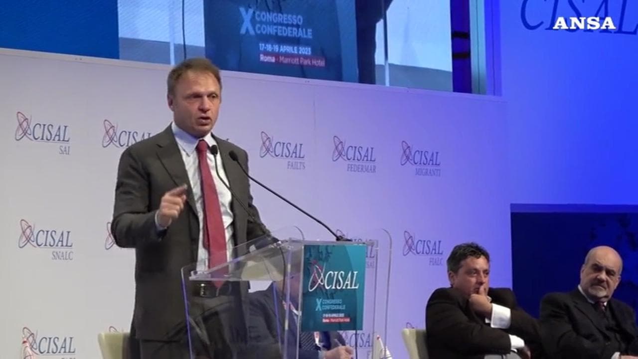 Lollobrigida: "Gli incentivi alla famiglia per evitare la sostituzione etnica". E' polemica