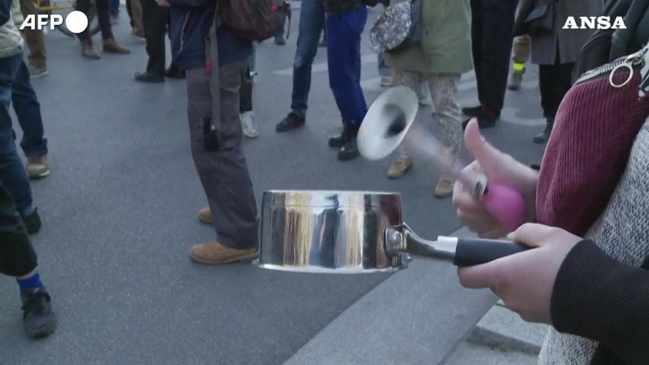 Francia, riforma pensioni: proteste a suon di pentole mentre parla Macron