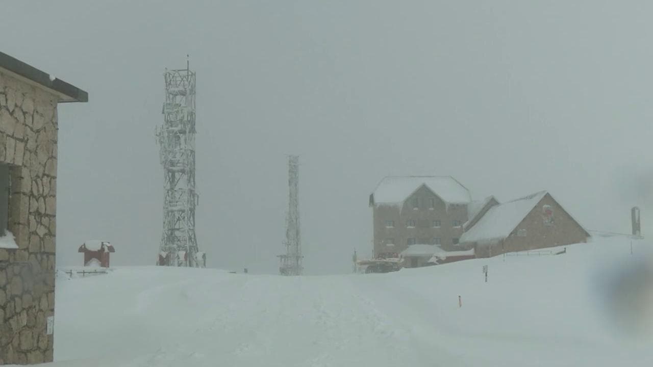 Abruzzo, continua a nevicare sul Gran Sasso: Campo Imperatore sepolto dalla neve di aprile