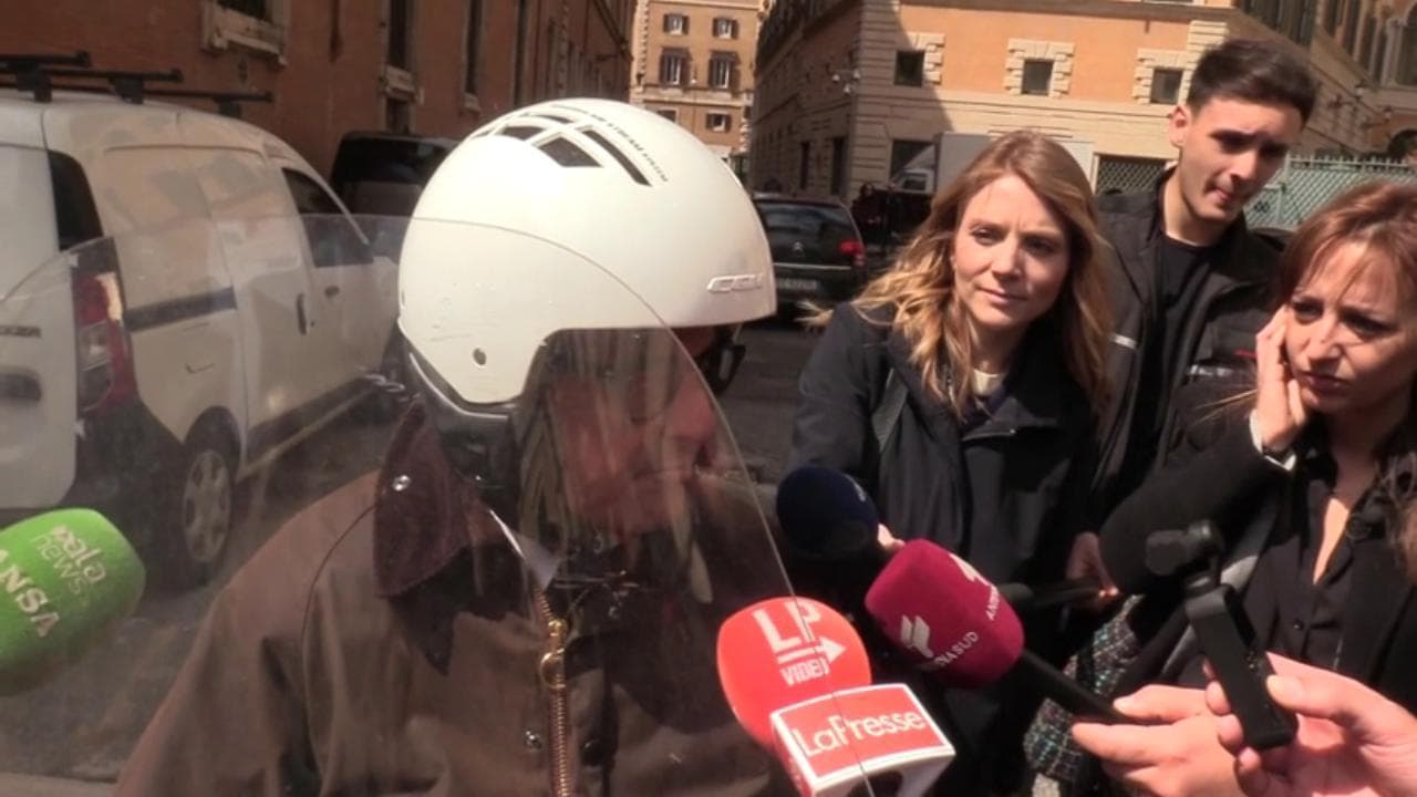 Giornalista scherza con Calenda: "È 'morettiano' col casco in testa, molto di sinistra". Lui: "Stiamo così?"