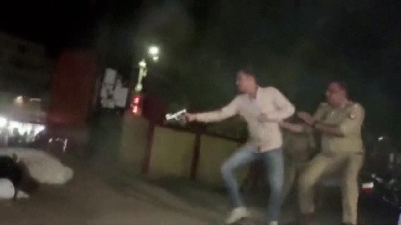 India, ex deputato ucciso in diretta tv da finti giornalisti mentre camminava per strada