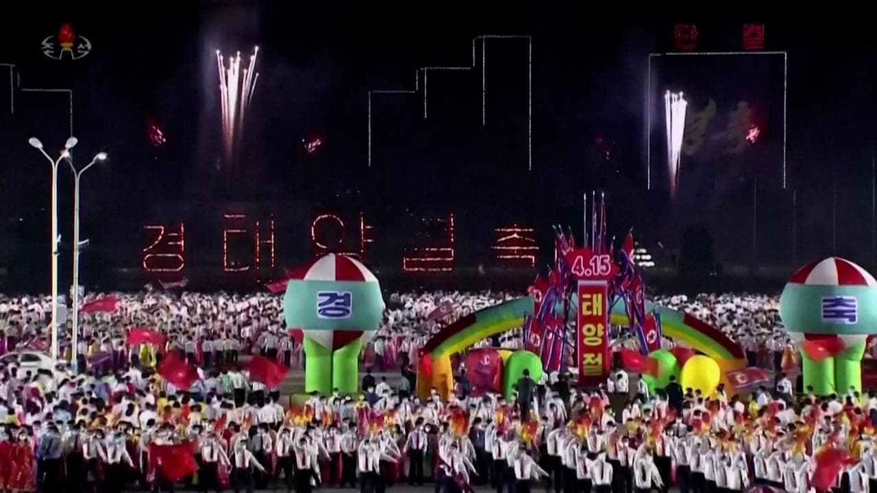 Corea del Nord, fuochi d'artificio e balli di gruppo per l'anniversario della nascita di Kim Il-sung