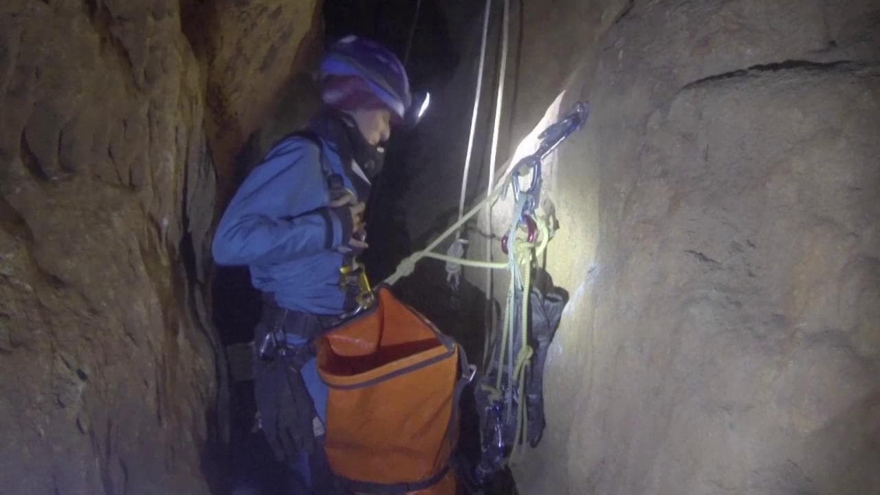 Cinquecento giorni isolata in una grotta: "La sorpresa più grande? La morte di Elisabetta II"