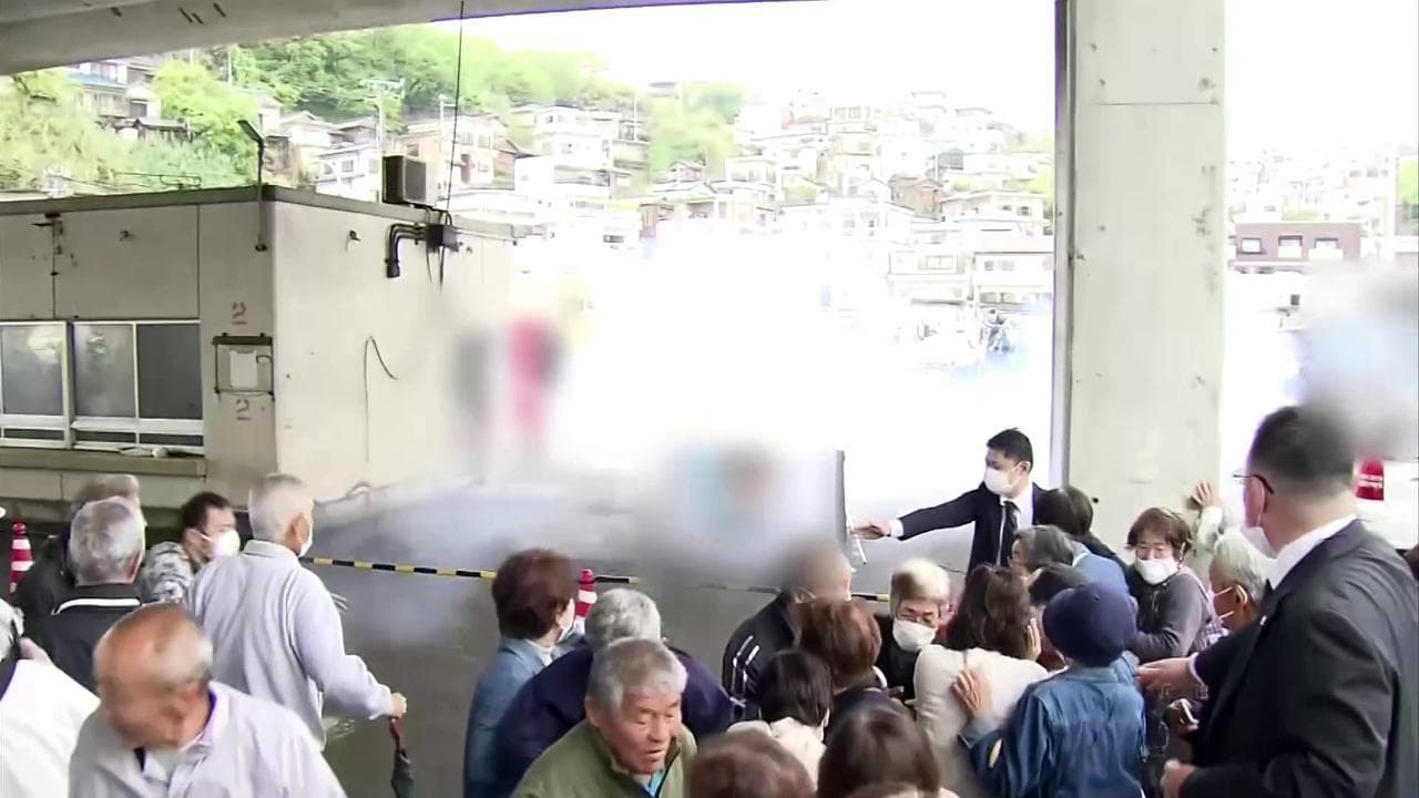 Giappone, esplosione durante il comizio del premier Kishida: la polizia blocca a terra il sospettato