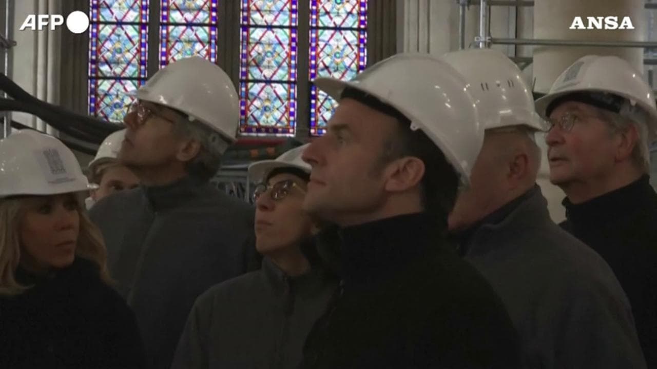 Notre-Dame, Macron e Brigitte in visita al cantiere della cattedrale