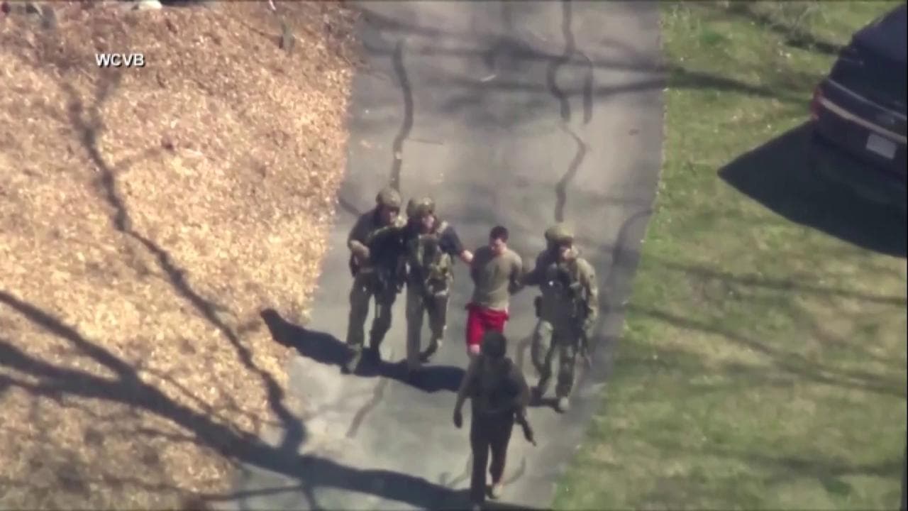 Usa, l'arresto della talpa del Pentagono: Jack Douglas Teixeira portato via in manette dall'Fbi