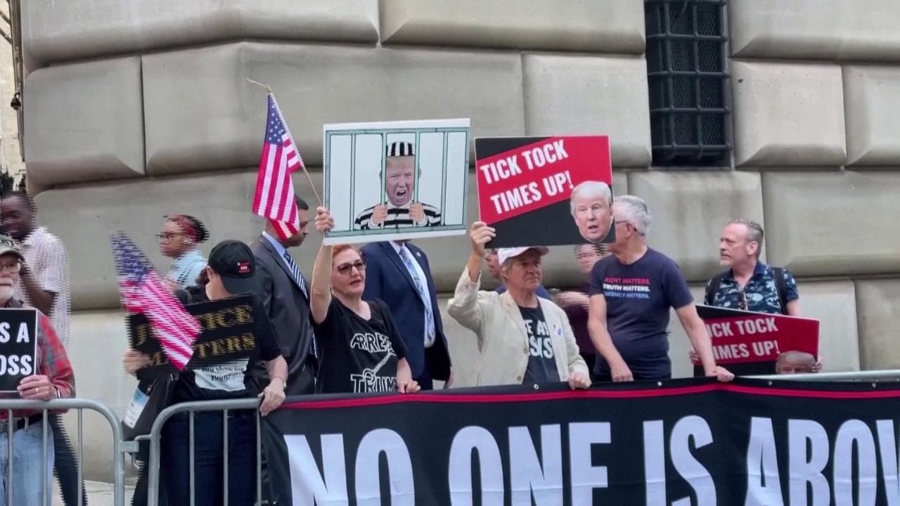Trump lascia la torre e fa il pugno. "New York ti odia": la contestazione mentre va a deporre