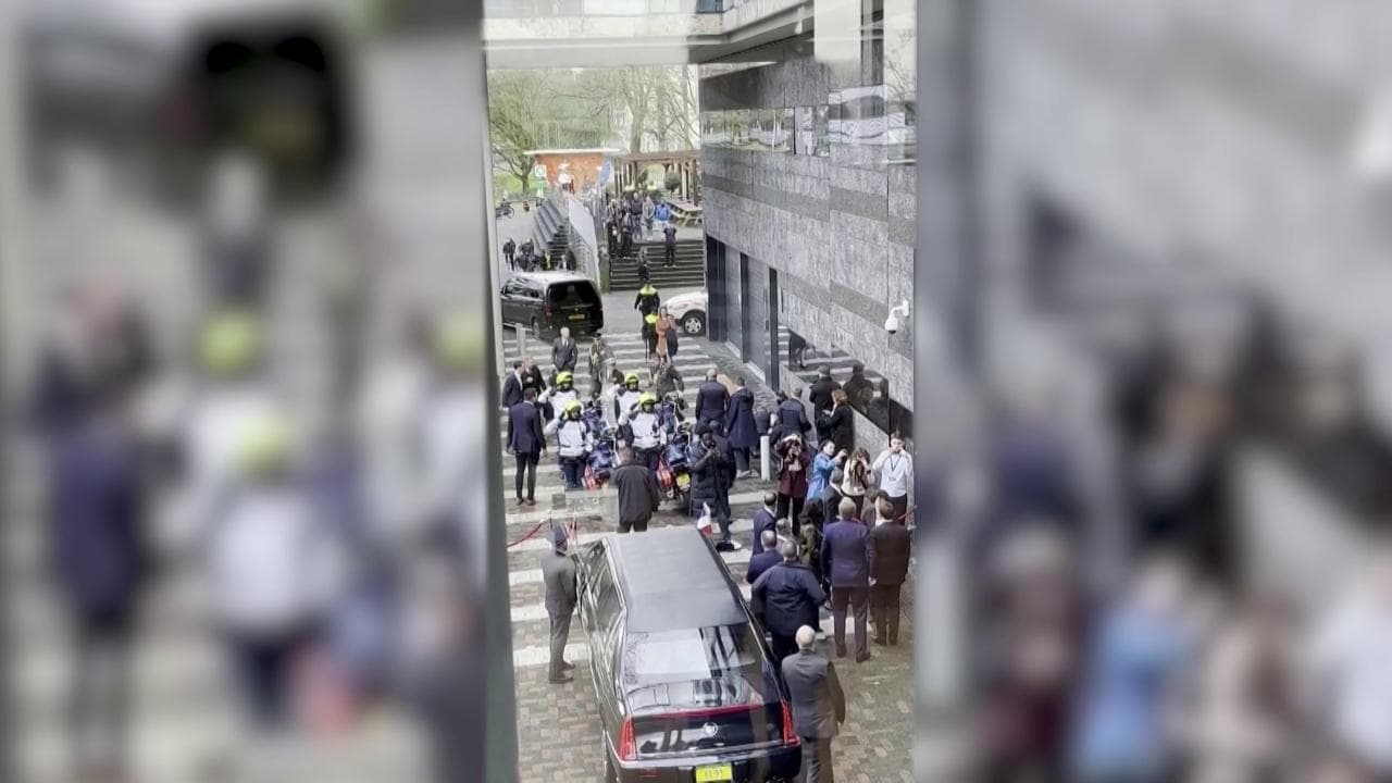 Olanda, "placcato" in corsa e immobilizzato dalla sicurezza il contestatore di Macron