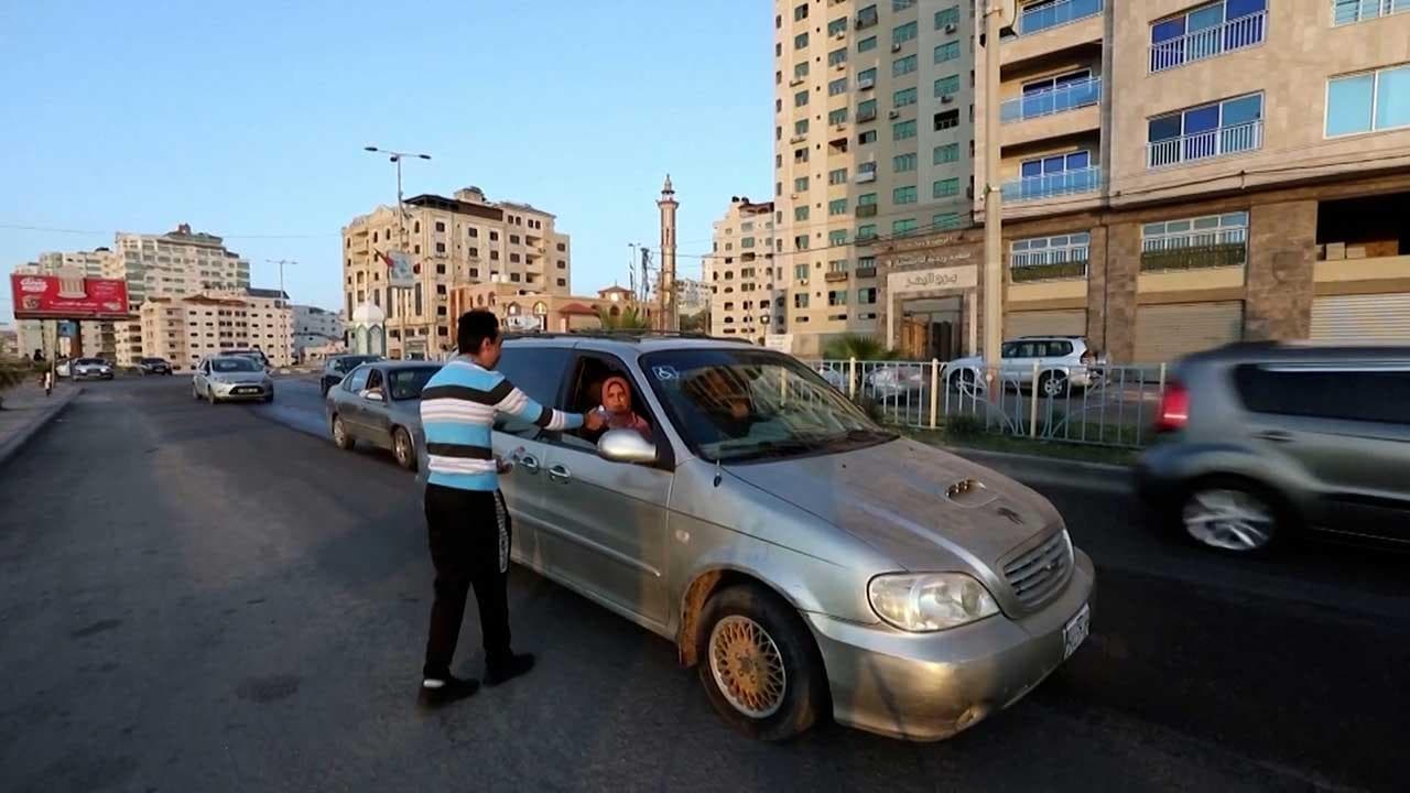 Gaza, cristiano offre datteri e acqua ai musulmani in coda a fine digiuno per il Ramadan