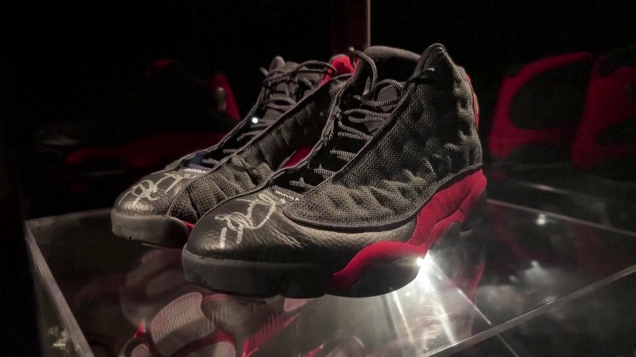 Le Air Jordan indossate nella 'Last dance' battute all'asta per 2,2 milioni: record tra le sneakers