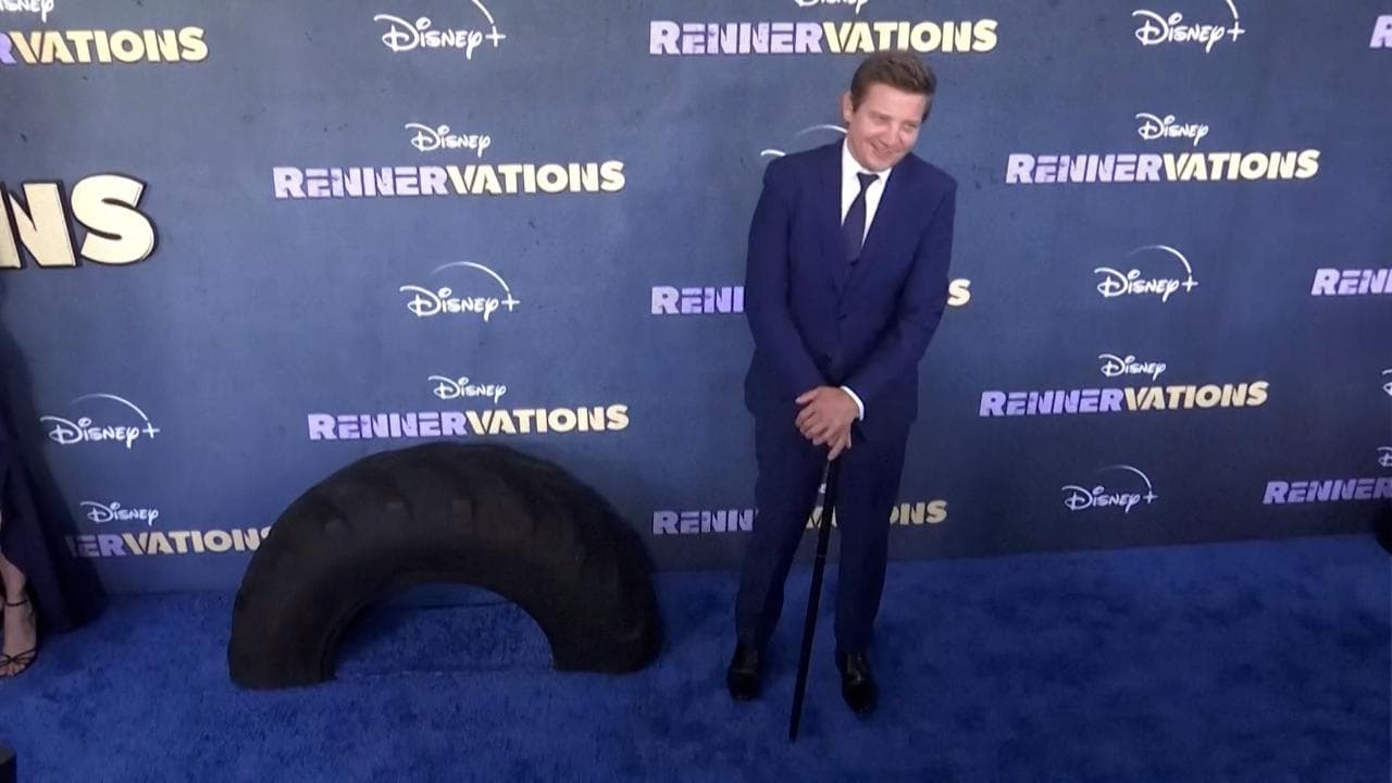 Jeremy Renner torna a calcare un red carpet dopo il grave incidente con lo spazzaneve
